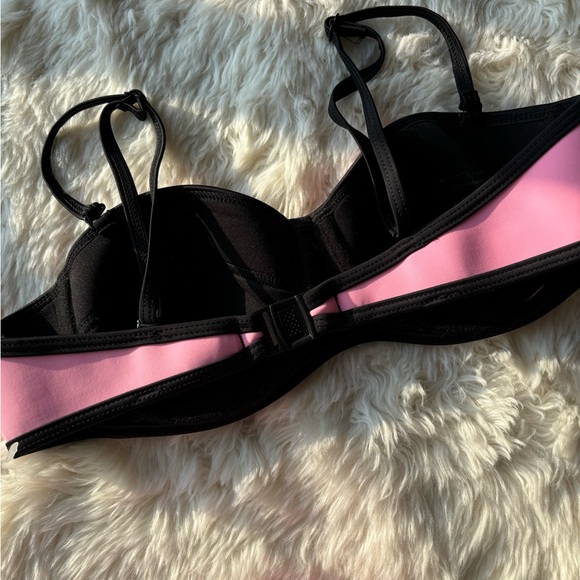 Bikini - Picture 3 of 9